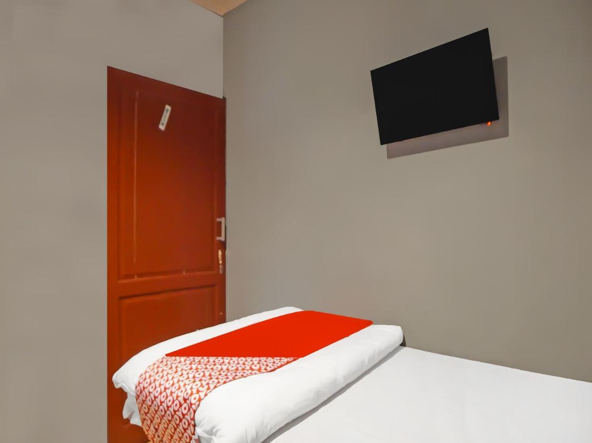 Oyo 990 Stadion Residence Syariah Медан Экстерьер фото