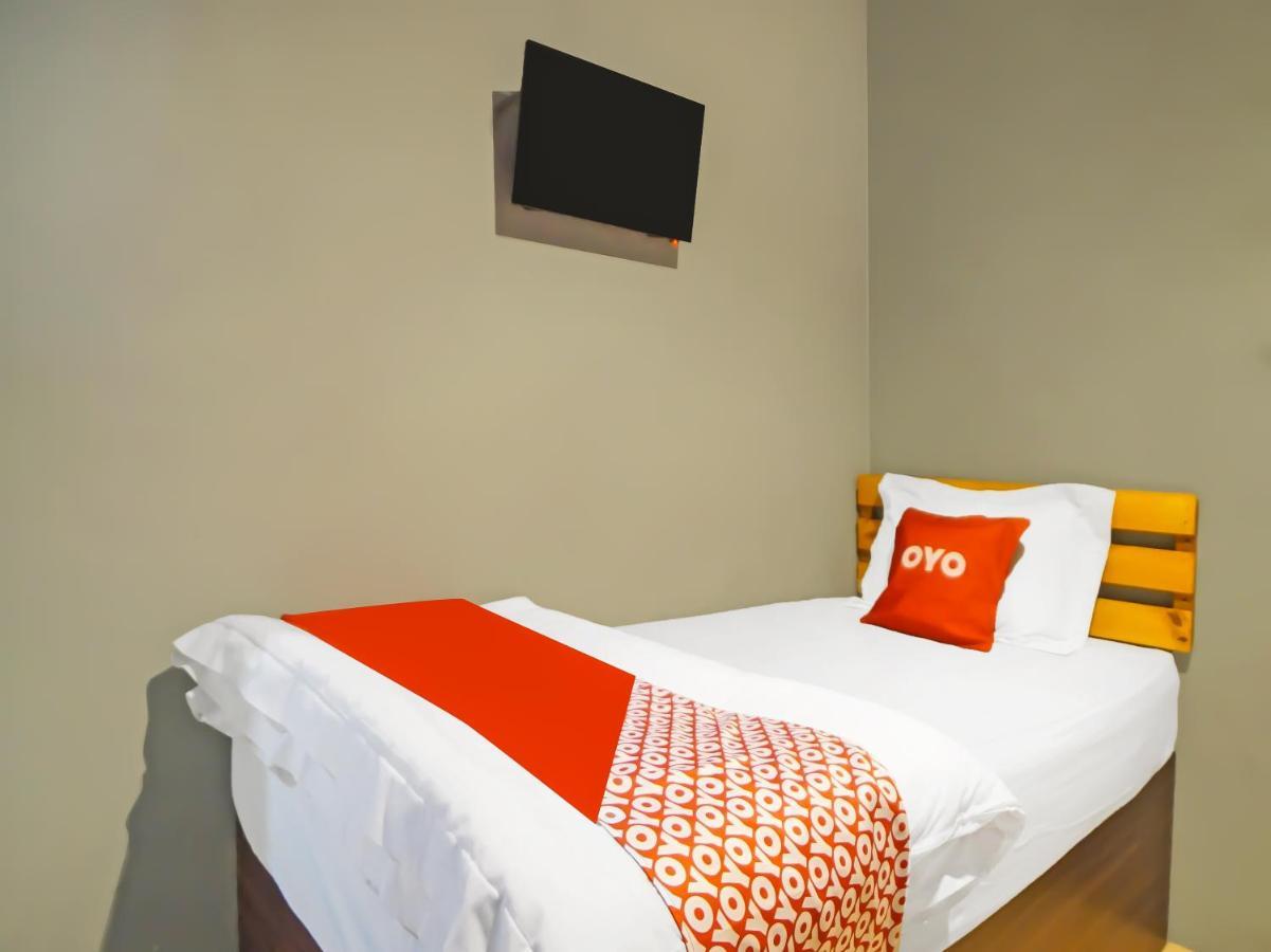 Oyo 990 Stadion Residence Syariah Медан Экстерьер фото